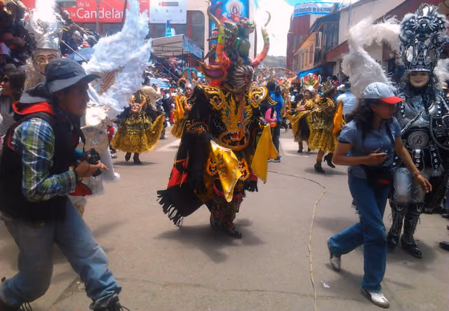 Diablada puneña en la plaza de armas de Puno