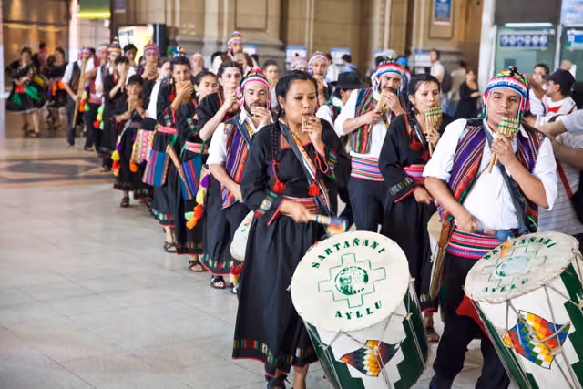 Highland music at the Constitución train station (15483540238)