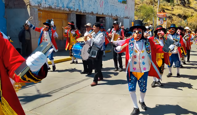 Siqllas dancers of Chinchaypujio in the Virgen Asunta parade