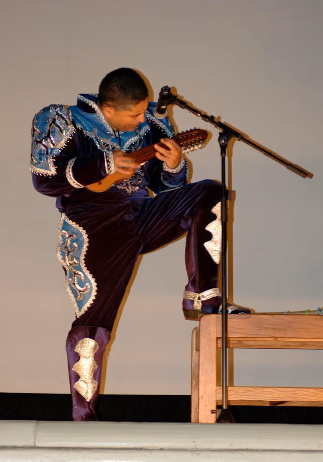 Soldados celebran el Mes de la Herencia Hispana con música y danza boliviana