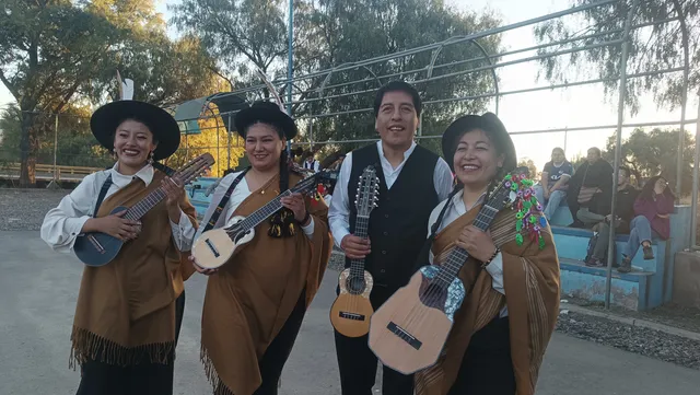 Participantes en el III Festival Intercultural del Charango en Sacaba