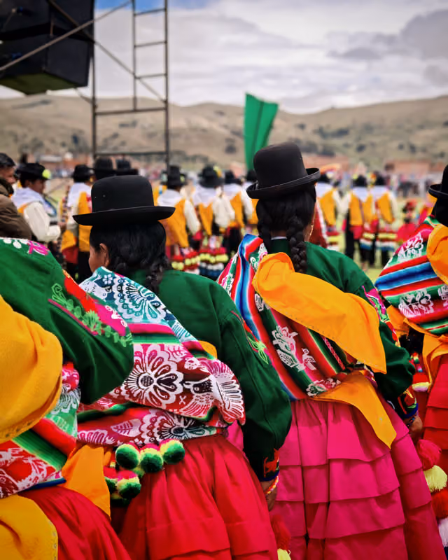 Bailarines dirigiéndose al inicio del Jach'a Anata Phunchawi