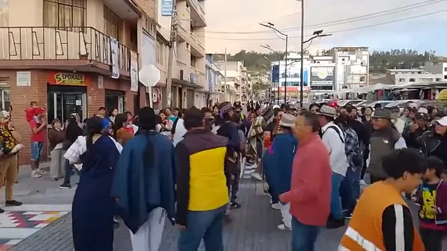 Inti Raymi en el mercado artesanal de Otavalo