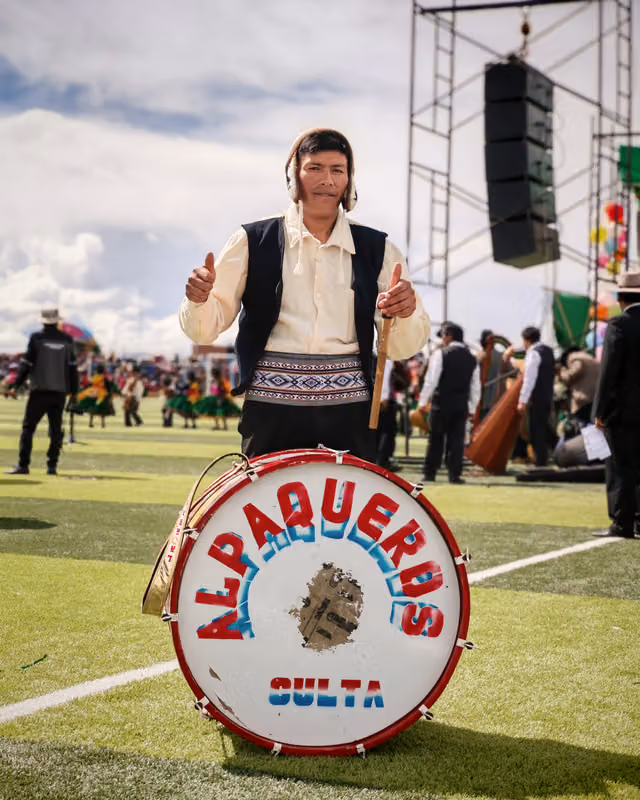 Músico de los Alpaqueros de Culta después de su presentación