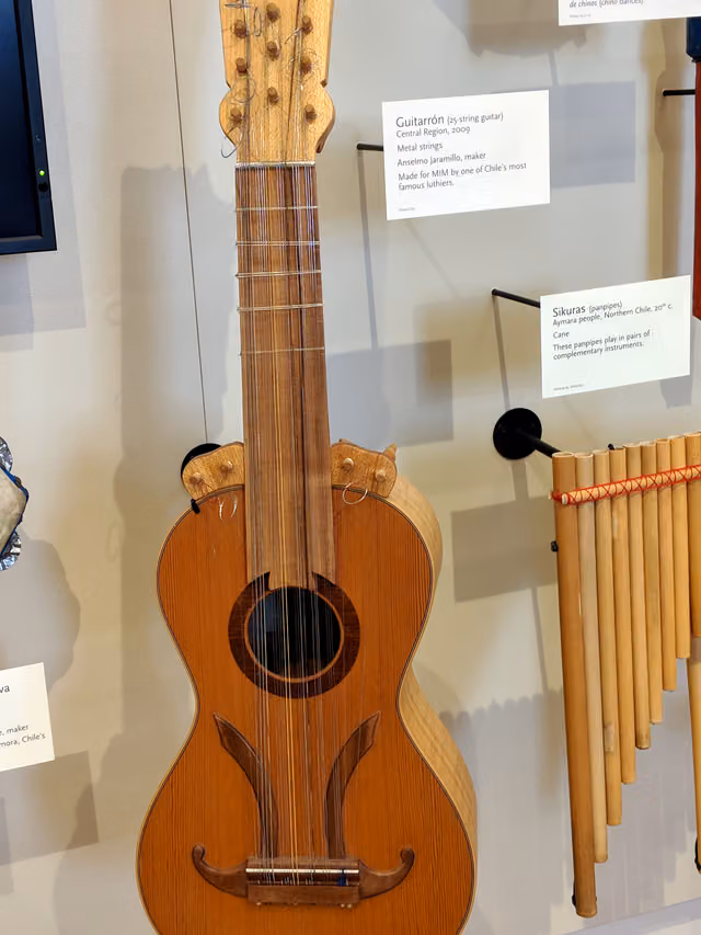 Guitarrón chileno en el Museo de Instrumentos Musicales (MIM), Phoenix