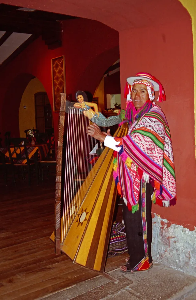 Arpista andino en Cusco