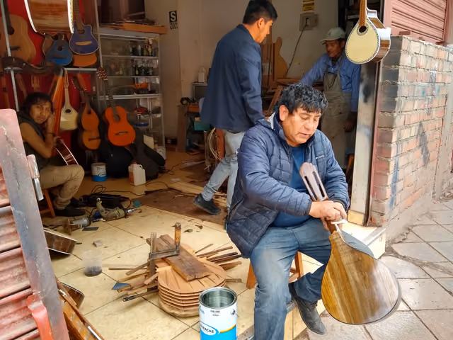Taller de fabricación de bandurrias en Cusco