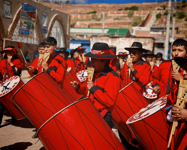 Músicos de la Agrupación de Sikuris Claveles Rojos de Huancané