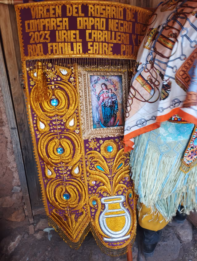 Festividad de la Virgen del Rosario, Cusco (04): estandarte de la danza Qhapaq Negro