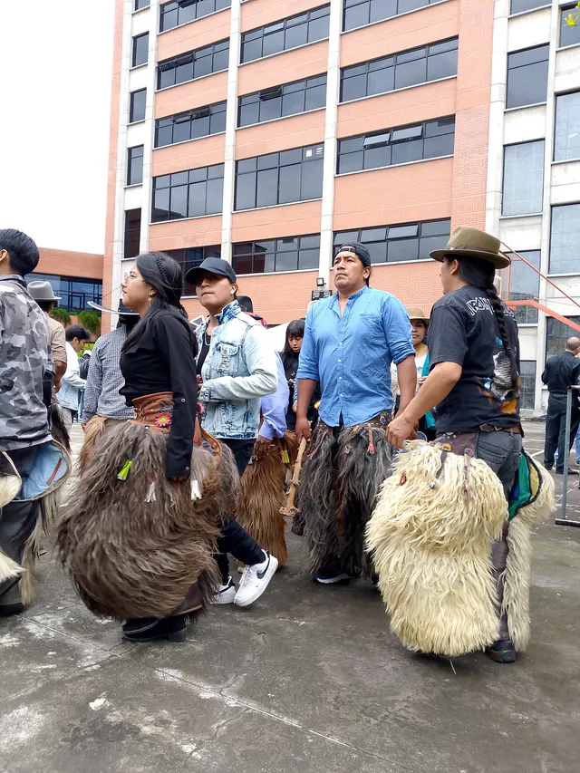 Pueblos indígenas bailando en el Inti Raymi en el patio de la UASB, Quito