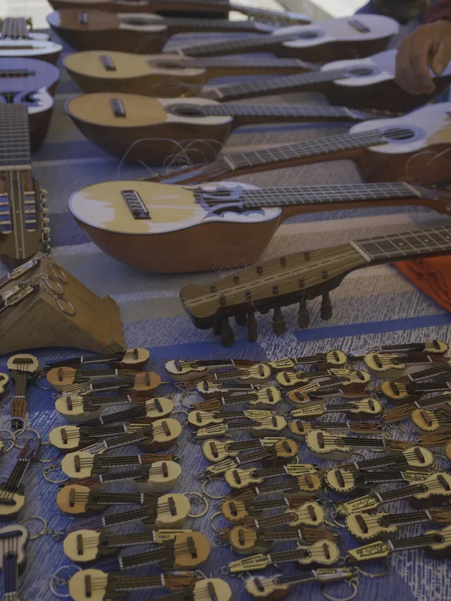 Venta de charangos en la Feria y Exposición Nacional del Charango Boliviano 2025