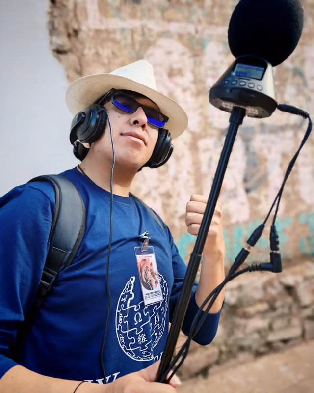 Integrante del equipo de Sikuri Sumaq Taqi con equipo de grabación sonora