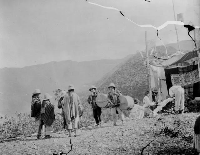 Quechuas bailando en la fiesta de la cruz (Mojos, Bolivia)
