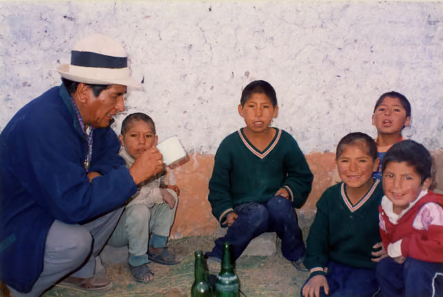 Qaqachaka 0215: Juan de Dios Yapita Moya con niños de la marka
