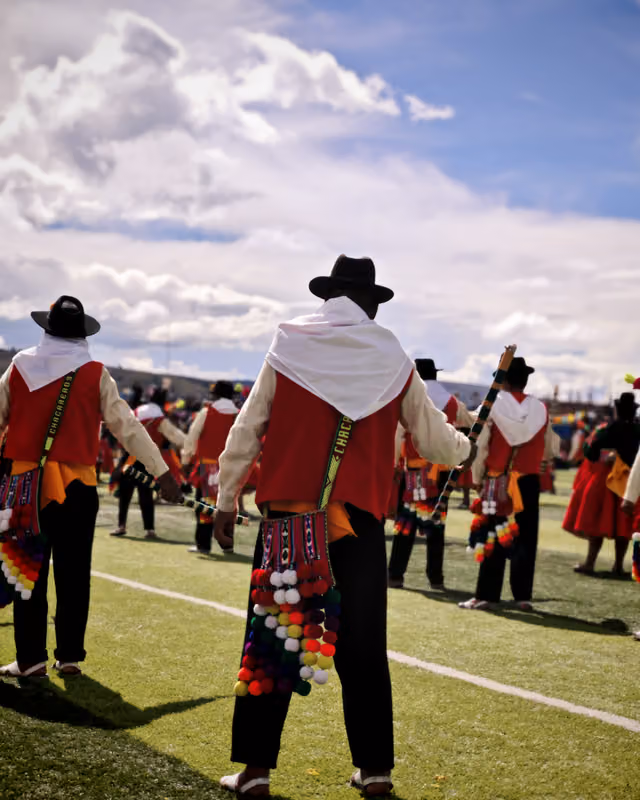 Entrada de bailarines, conjunto Chacareros Flor de Sankayu