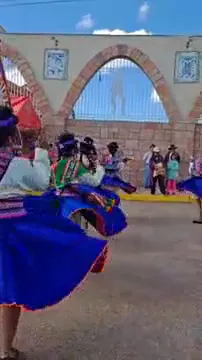Entrada de los sikuris Jacha Jilatas a la gran retreta musical de sikuris en la plaza de armas de Huancané