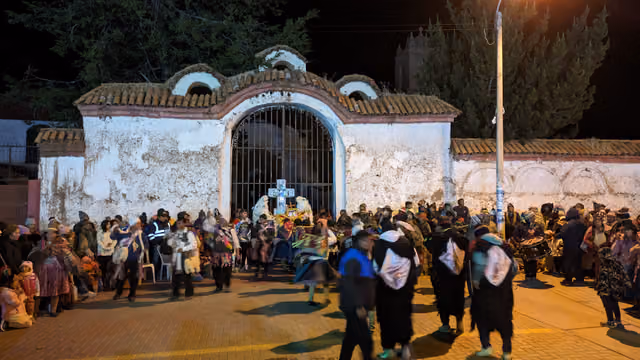 Danzante de Apu Quyllurit'i de noche en Nuñoa, Puno, Perú
