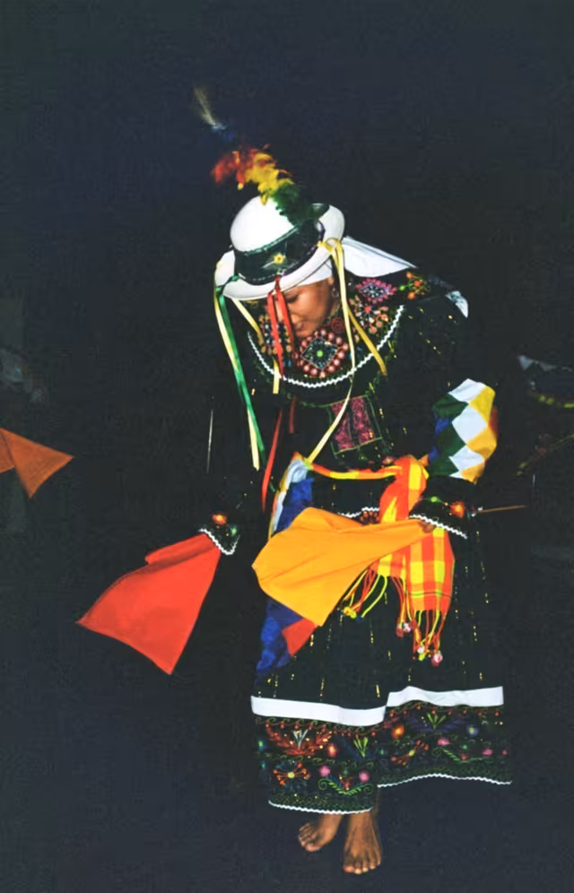 Mujer bailando tinku, Bolivia