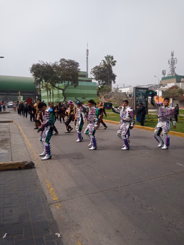 Caporales en el pasacalle de San Borja, foto 2