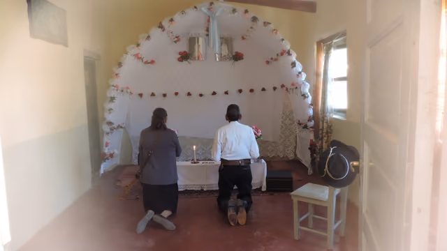 Alférez and alfereza praying at the altar, Molinos festivities (85)