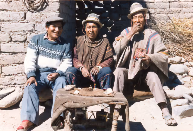 Qaqachaka, 0244: fotografía colectiva con Juan de Dios Yapita, Gerónimo Colque Lupinta y Alberto Choque Mamanillo