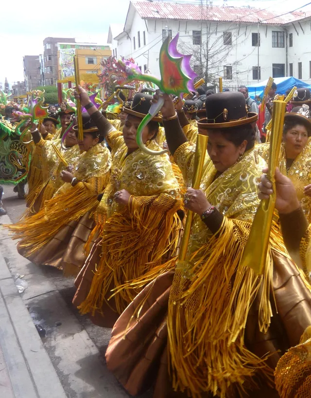Cholitas de la Diablada Bellavista