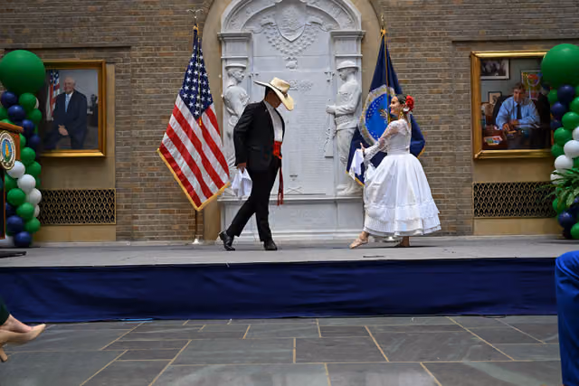 Marinera en la clausura del Mes de la Herencia Hispana del USDA (PAS-1090)