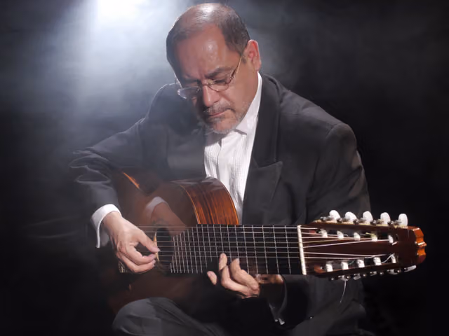 Alejandro Arroyo Ríos performs Ülkantum Mapuchinas