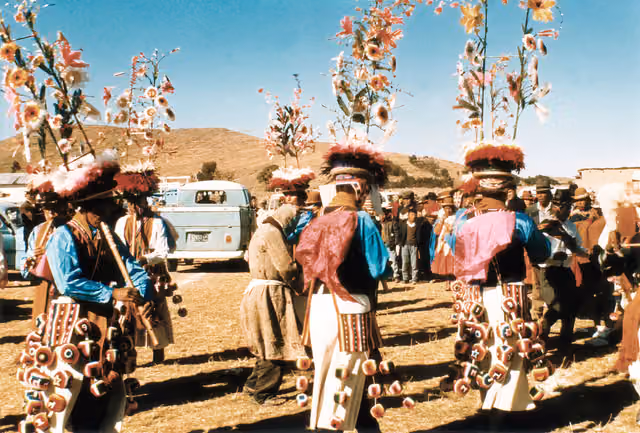 Compi Festival 0121: group photograph of musicians and dancers of the Mukululu dance