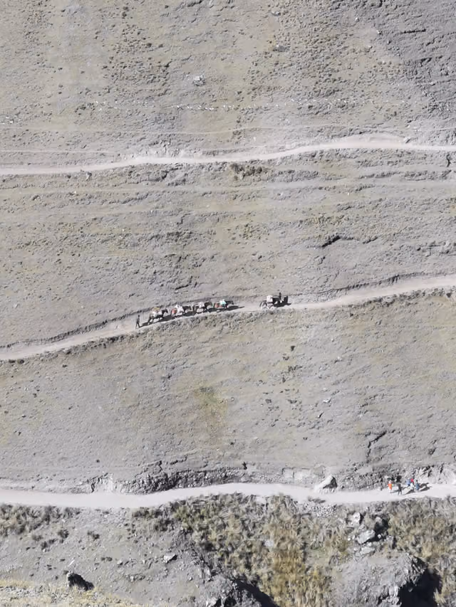 Horse trail parallel to the Qoylluriti pilgrimage