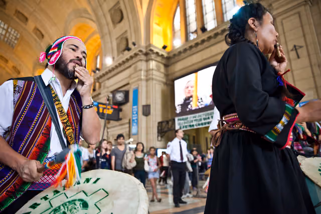 Música del altiplano en la estación de trenes de Constitución (15483735887)