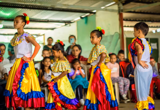Danza de la piña por hijos de firmantes de paz