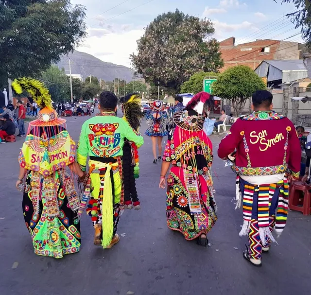 Tinkus caminando, Cochabamba, Bolivia