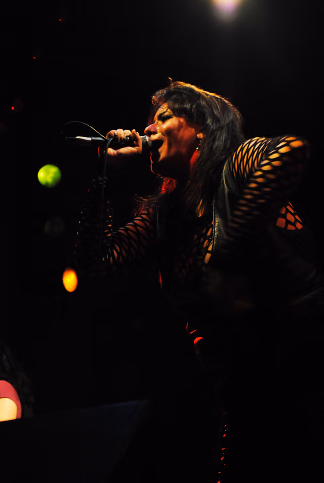 Paola Dippel en el Galpón Víctor Jara