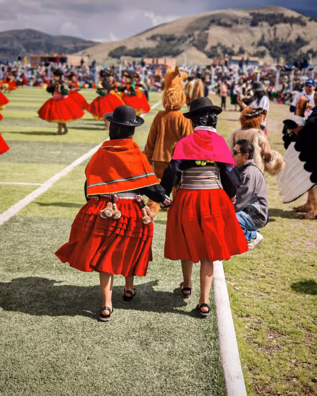 Infantes participando en el concurso del Jach'a Anata Phunchawi