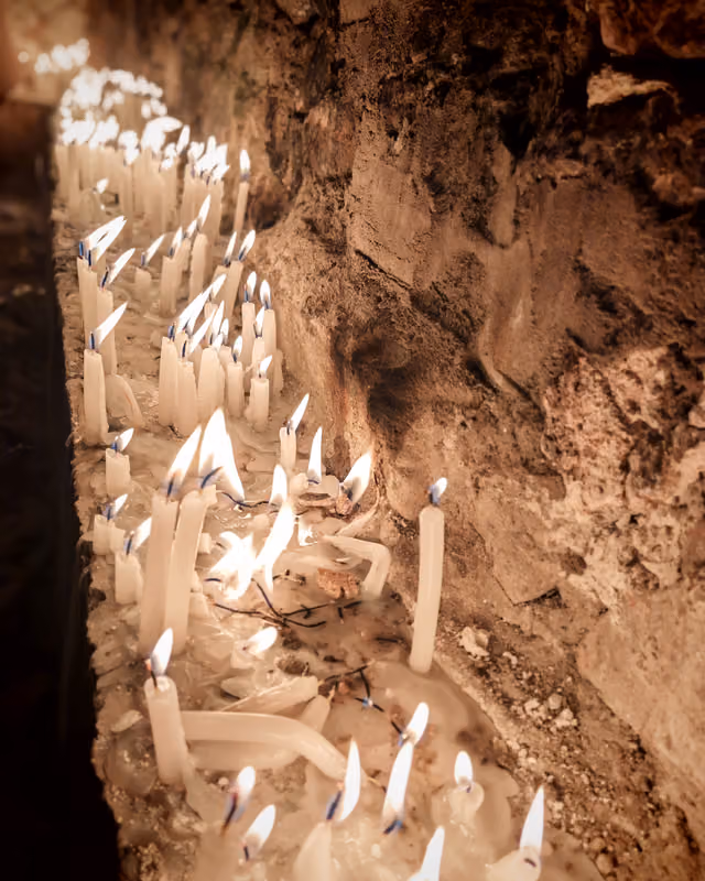 Candle veneration at the chapel of the Holy Cross (Apu Pokopaka)