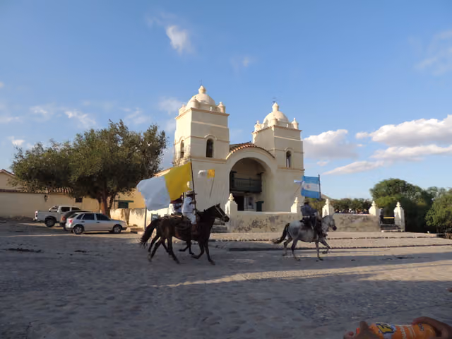 Banderas frente a la iglesia de San Pedro Nolasco