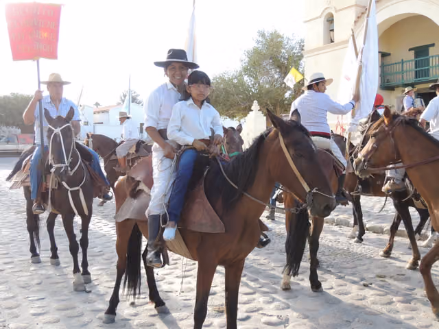 Mujer y niña alféreces a caballo en Molinos