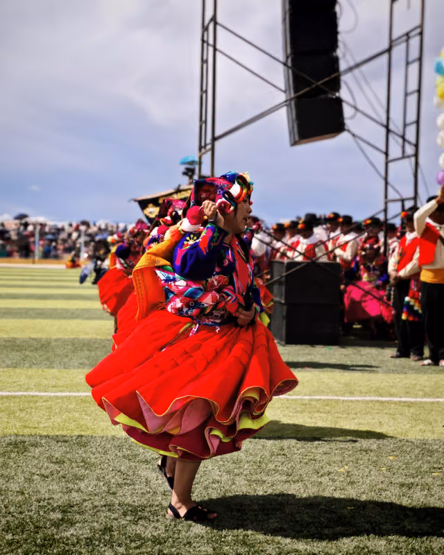 Mujer danzante del conjunto Chacareros Flor de Sankayu