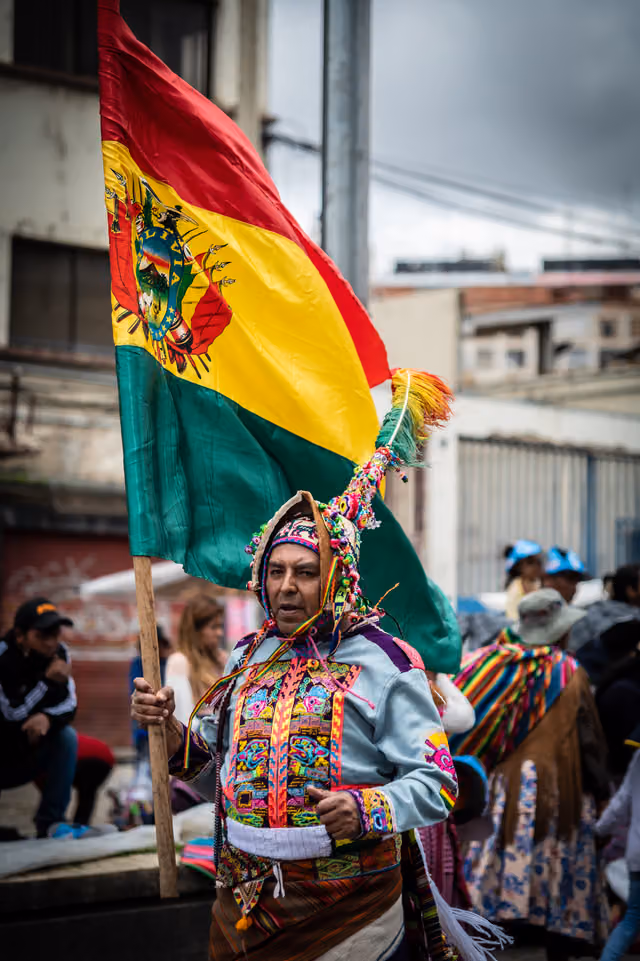 Tinku dancer with the Bolivian flag