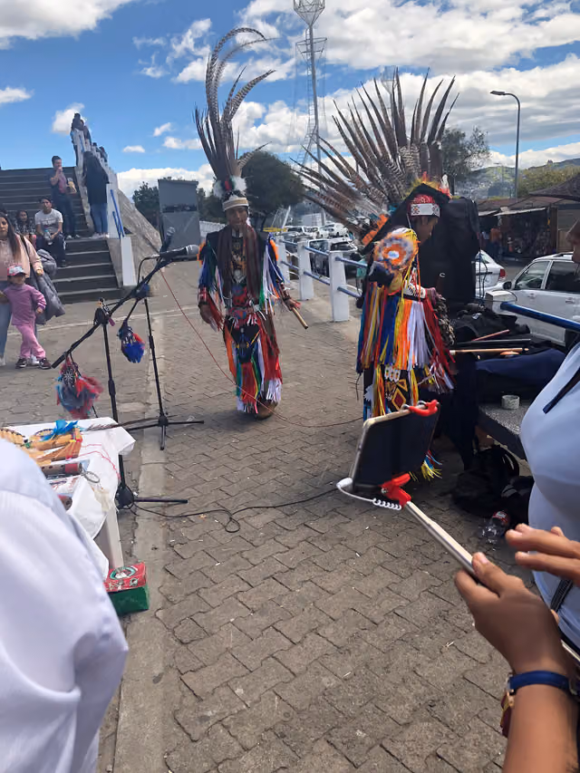 Danza, música y vestimenta indígena en El Panecillo, Quito