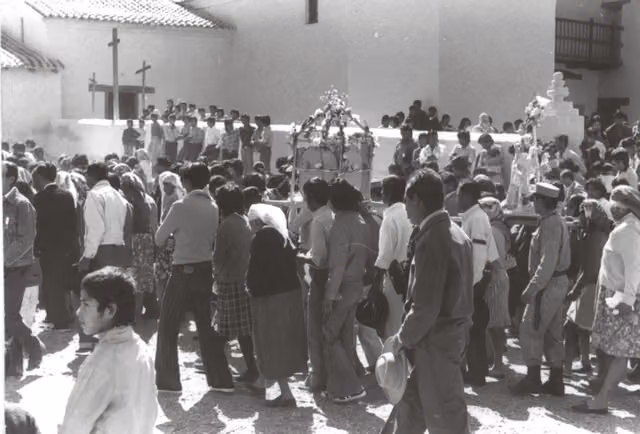 Procesión religiosa frente a la iglesia de Molinos (blanco y negro)