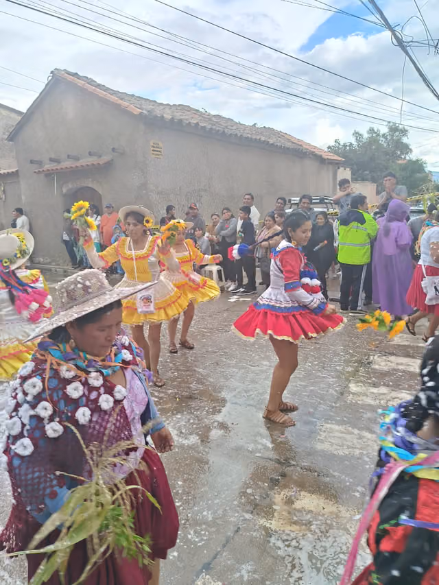Cholitas tupiceñas dancing (Bolivia)
