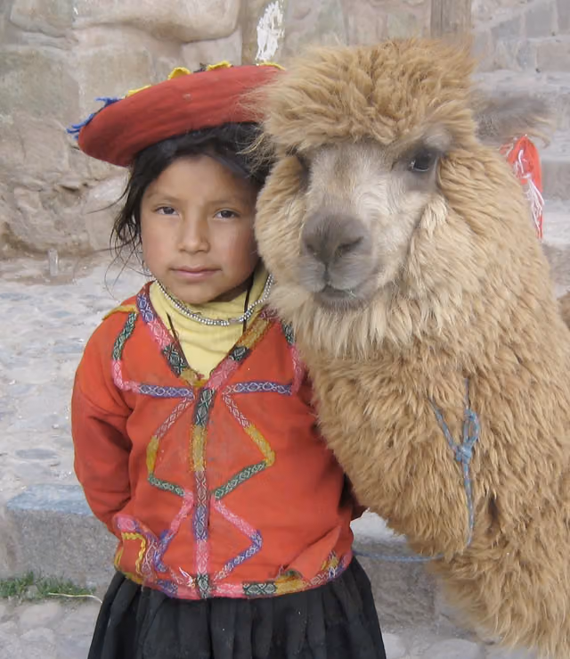 Niña peruana con su alpaca en el Cusco