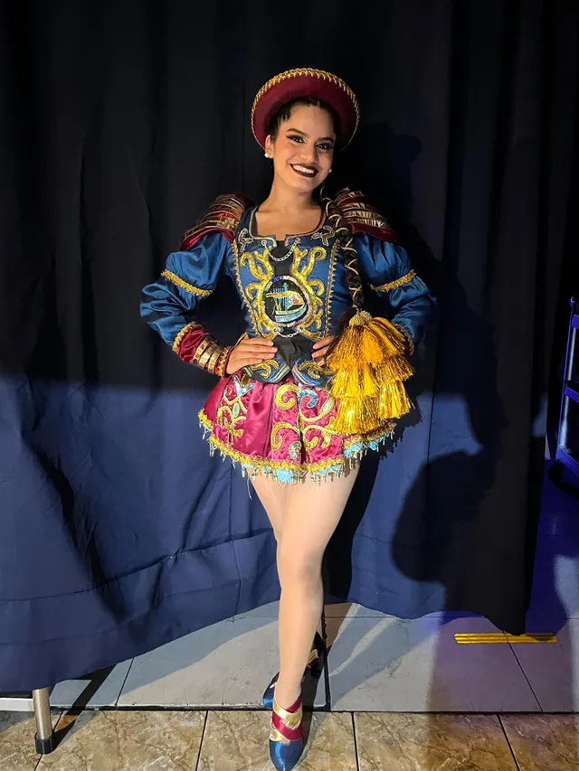 Cholita en la danza caporales de Puno