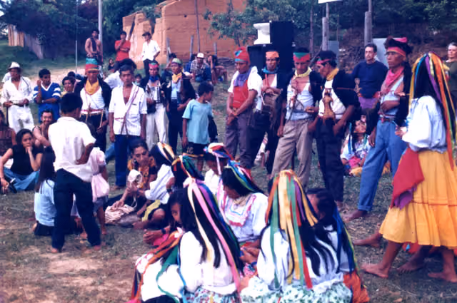Varones y mujeres kichwa lamistas en vestimentas tradicionales