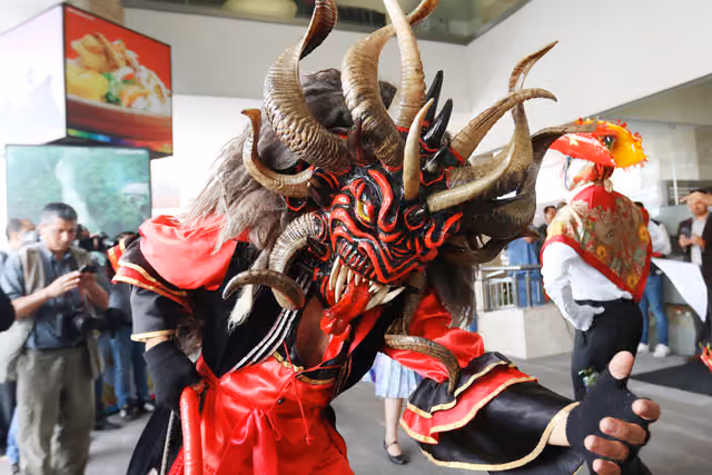 Diablada of Píllaro, Ecuador (2017, photo 24472033927)