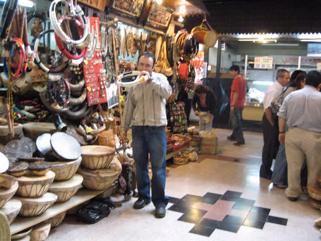 Tocando la trutruca (puesto de artesanía)