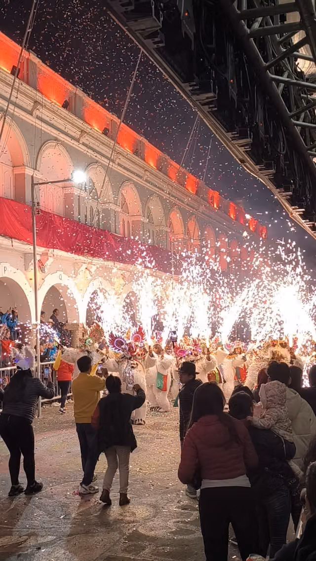 Oruro de fiesta: diablada en la entrada