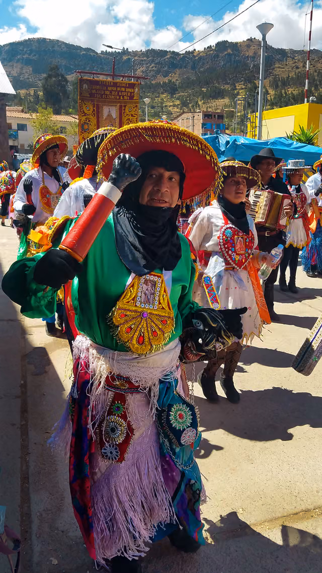 Danzantes de Qapaq Negro y negrillas en Chinchaypujio